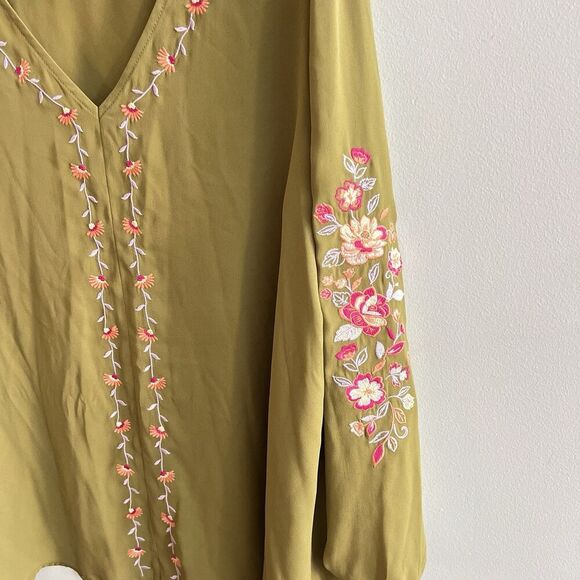 The Pioneer Woman Green Embroidered Sharkbite Top Boho Hippy Casual Moss Medium - Picture 5 of 8